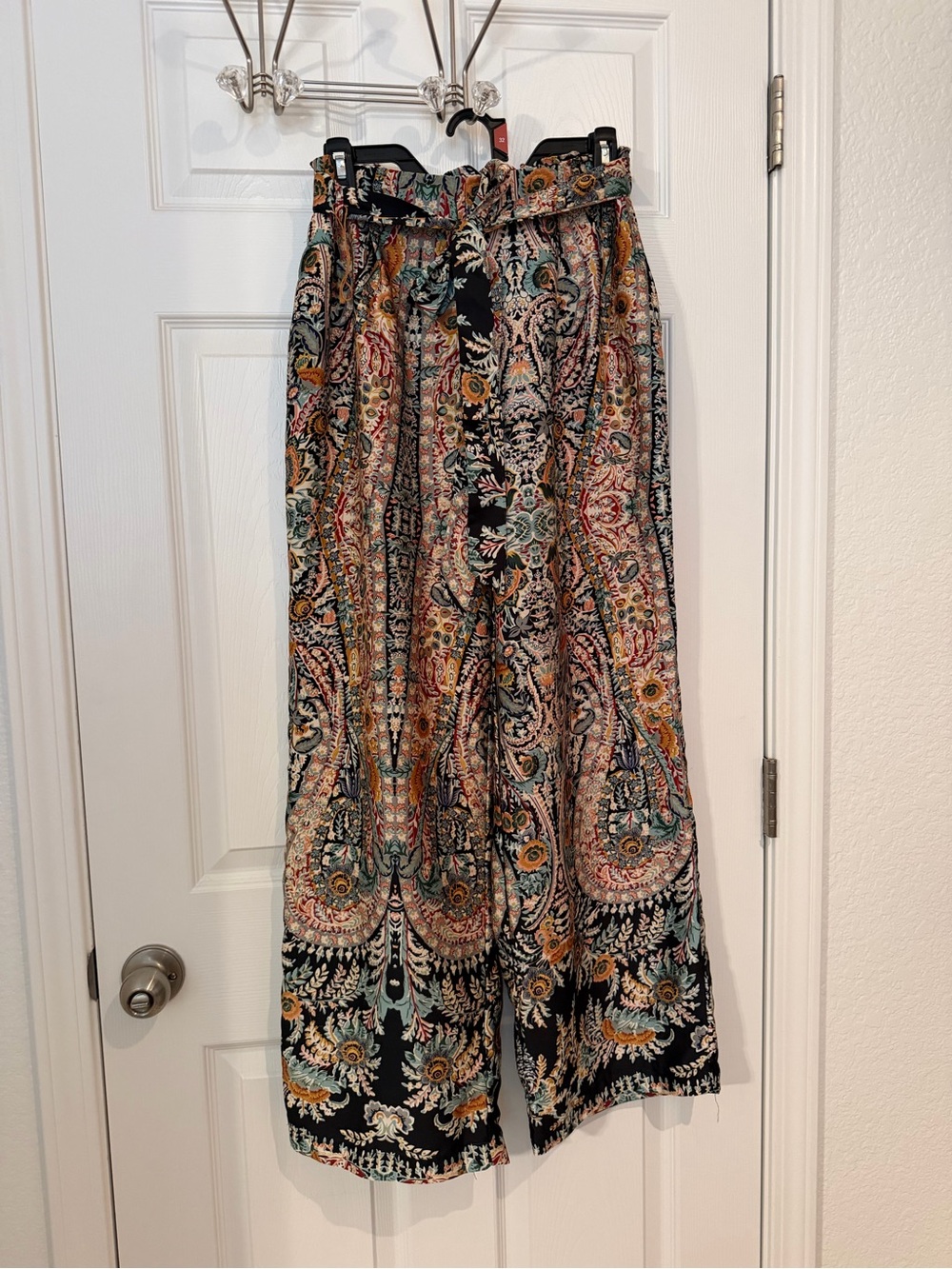Q2 Wide-Leg Pants in Black Multicolor